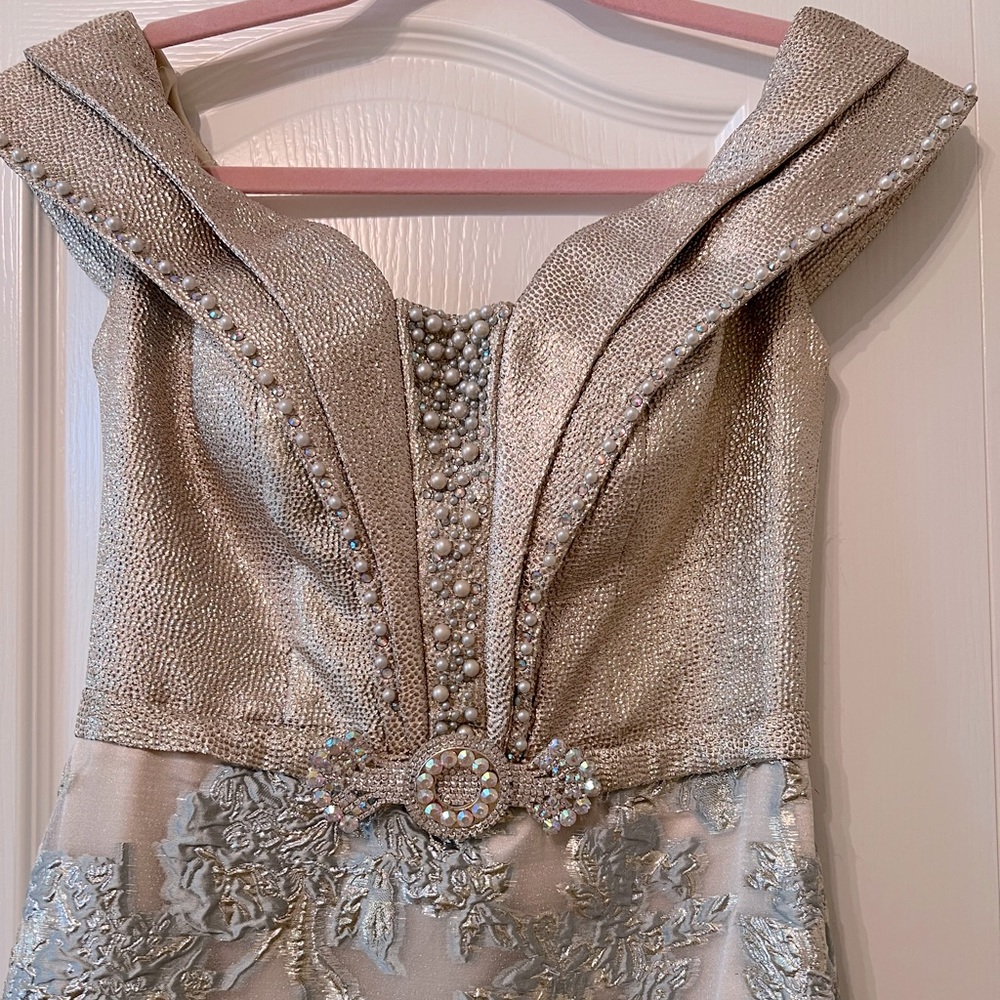 Elegant Champagne and tile color. Beautiful details. worn one time